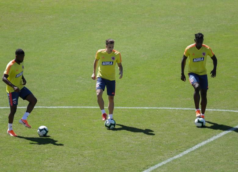 Jéfferson Lerma, Santiago Arias y Duván Zapata, durante el entrenamiento de ayer. Arias perdió el puesto con Stefan Medina, quien luce muy seguro. FOTO colprensa