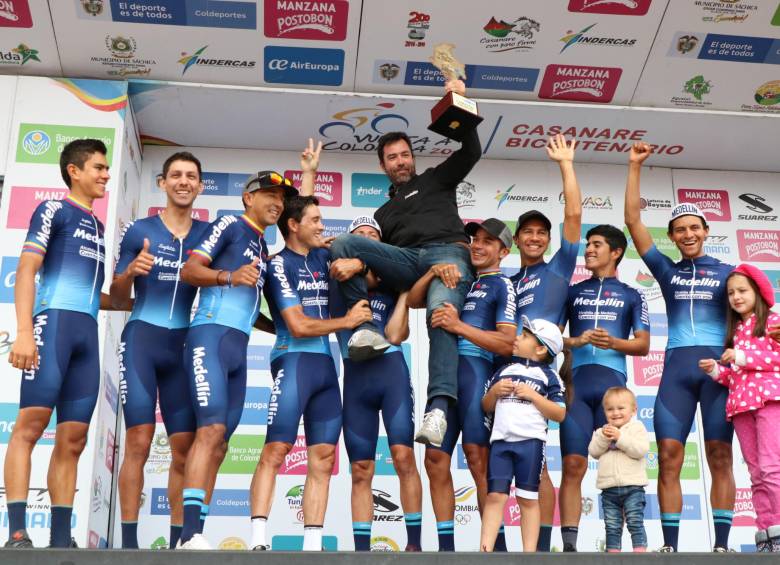 El Team Medellín celebra con el técnico José Julián Velásquez. Segundo título consecutivo.