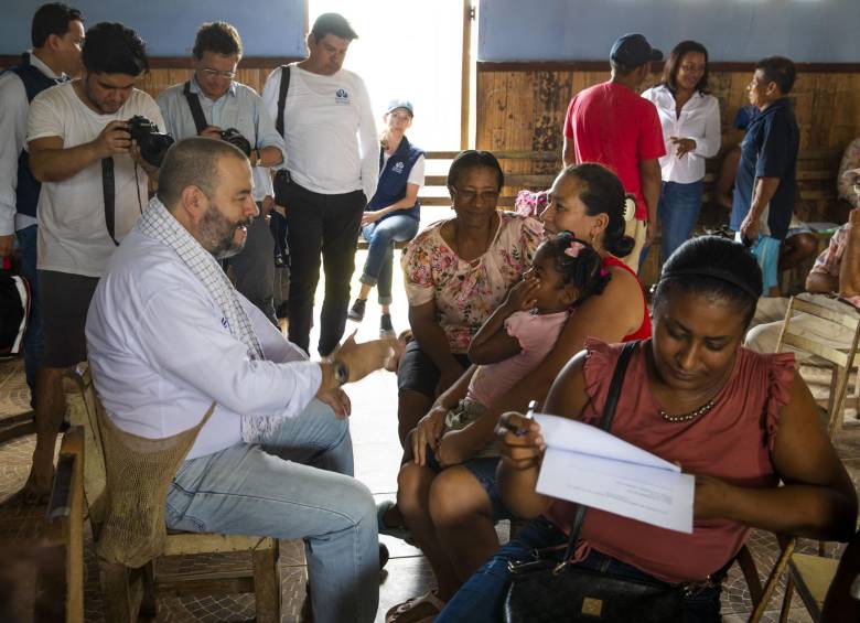 El defensor, Carlos Negret, ha hablado con las comunidades para escuchar sus necesidades. FOTOS: Esteban Vanegas, enviado especial a Chocó.