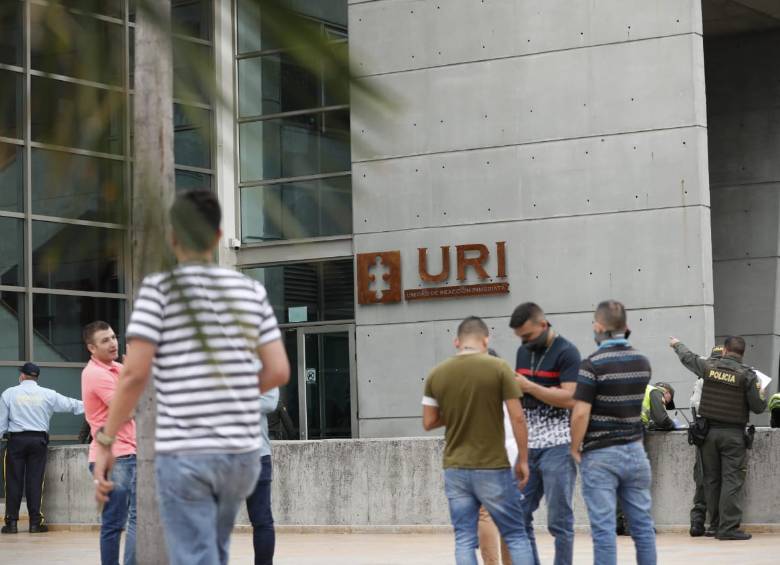 Usuarios y empleados fueron evacuados del bloque donde funciona la Unidad de Reacción Inmediata de la Fiscalía. FOTO CAMILO SUÁREZ.