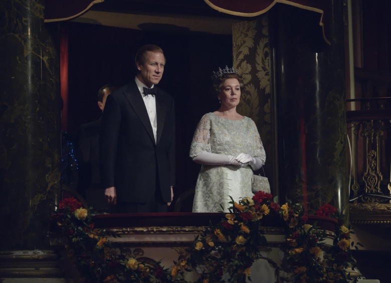 Tobias Menzies sigue en el papel del Príncipe Felipe, a su lado Olivia Colman como la Reina Isabel II. FOTO Cortesía Netflix