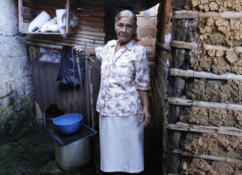Las buenas noticias le llegaron de todos lados a Rosa María: el municipio le reconstruirá su casa. FOTO Donaldo Zuluaga