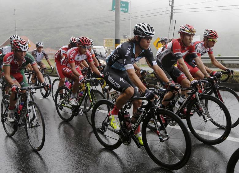 La carrera se desarrolló con algo de lluvia y lo más destacado hasta mitad del recorrido fue una fuga de 12 corredores. FOTO COLPRENSA