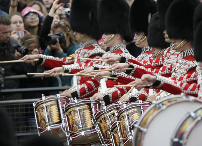 Más de mil soldados vestidos con su uniforme tradicional de gala desfilaron hoy por el centro de Londres durante la celebración oficial del 89 cumpleaños de la reina Isabel II. FOTO 