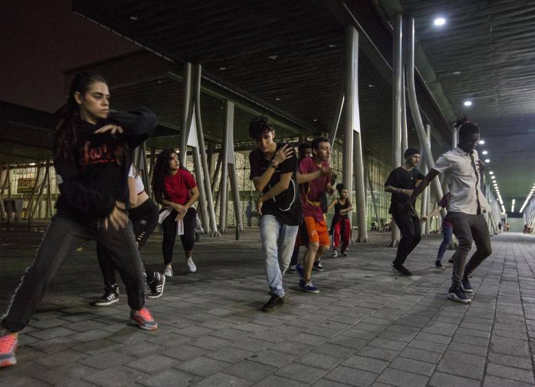 El baile urbano es uno de los deportes más practicados en la noches en la unidad Atanasio Girardot.