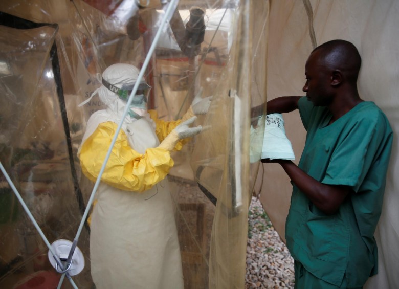 El personal médico que trata el ébola debe usar trajes de protección. FOTO: REUTERS