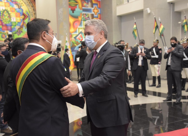 El presidente de Bolivia, Luis Arce, saluda a su homólogo de Colombia, Iván Duque, durante la ceremonia de investidura. FOTO EFE