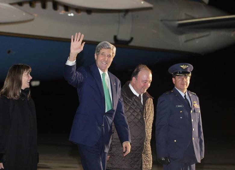 El secretario de Estado de los Estados Unidos, John Kerry, fue recibido por el embajador de Colombia en Estados Unidos, Luis Carlos Villegas, y la viceministra de Relaciones Exteriores, Paty Londoño, en el aeropuerto de Catam. FOTO COLPRENSA
