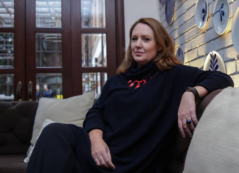 Paula Hawkins estuvo en Colombia presentando su libro. Esta británica está entre los escritores mejor pagados del planeta: gana 10 millones de dólares anuales. FOTO colprensa