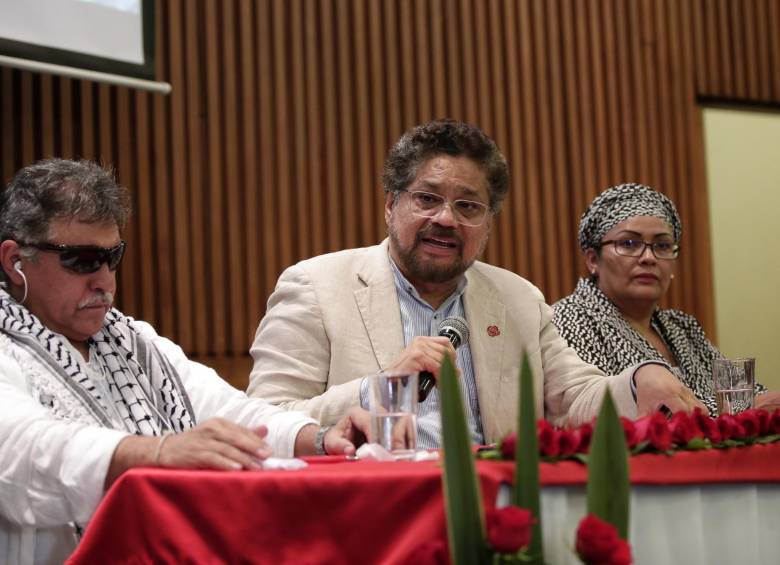 Jesús Santrich en la cárcel, e Iván Márquez, quien se fue de Bogotá hacia Miravalle, Caquetá, son dos de los referentes del partido de la Farc que agitan la actualidad del proceso. FOTO colprensa