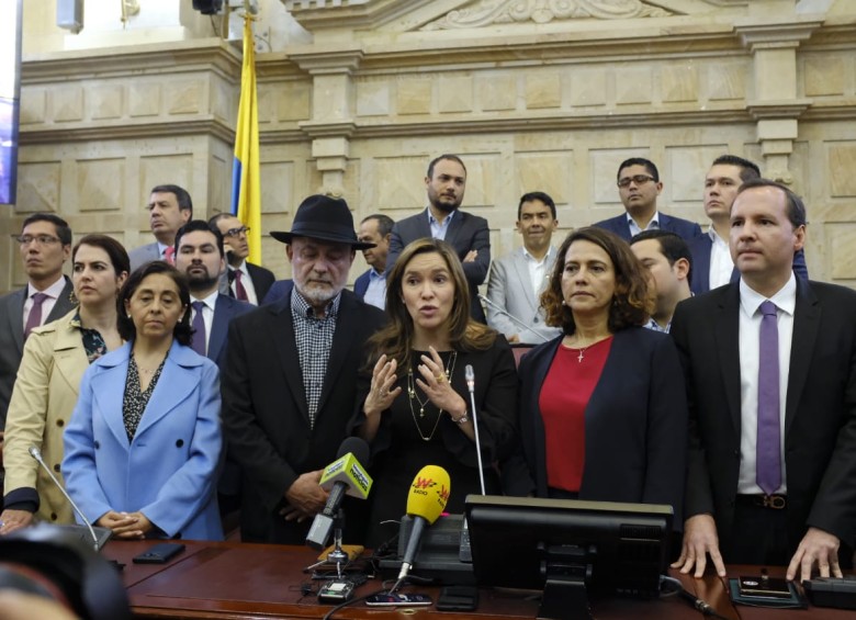 La ministra de Minas y Energía, María Fernanda Suárez, y la del Interior, Nancy Patricia Gutiérrez, estuvieron en la radicación del proyecto que tuvo apoyo de varios partidos. FOTO Cortesía Minminas