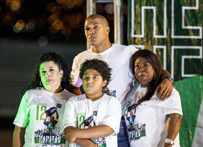Alexis Henríquez, junto a su familia en la despedida que le hicieron en el estadio Atanasio Girardot el pasado 10 de enero. En ese momento no había decidido retirarse. FOTO carlos velásquez