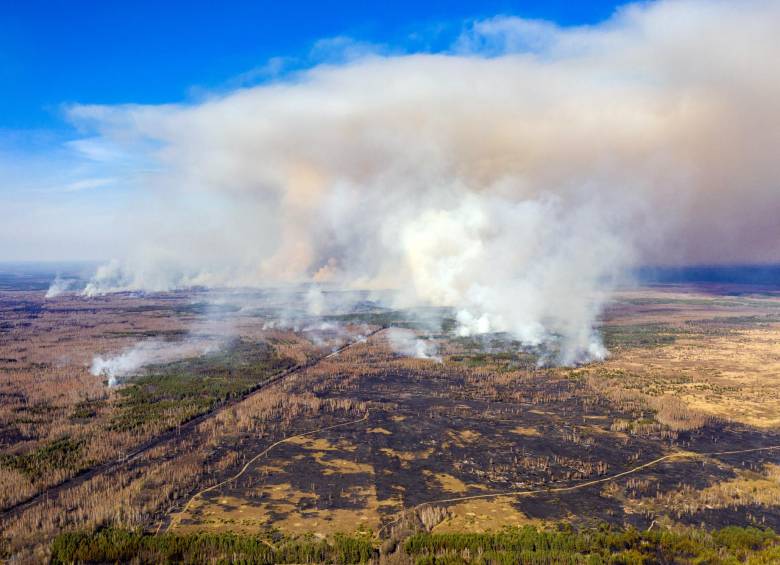 Cerca de 30.000 hectáreas fueron consumidas por las llamas dentro de la denominada zona de exclusión. Se necesitaron 500 toneladas de agua para apagarlas. FOTO AFP