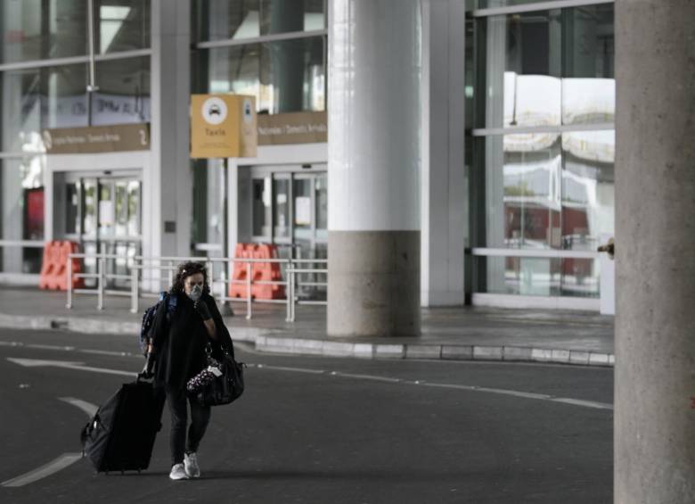 A su regreso al país, los colombianos retornados deben permanecen aislados en Bogotá. FOTO Colprensa