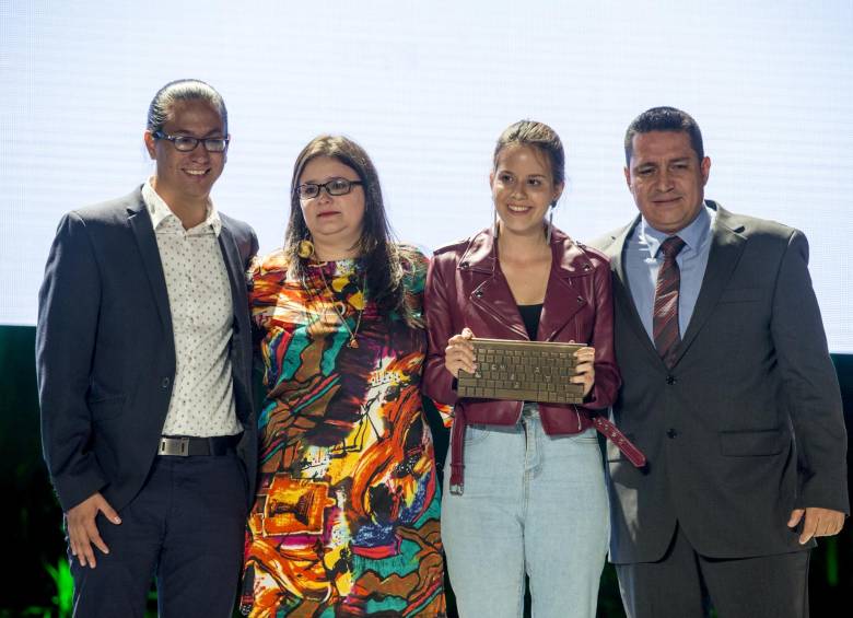 Periodistas de El País de Cali reciben el Premio en la categoría Cobertura por una investigación sobre homicidios en la capital del Valle. Foto Juan Antonio Sánchez