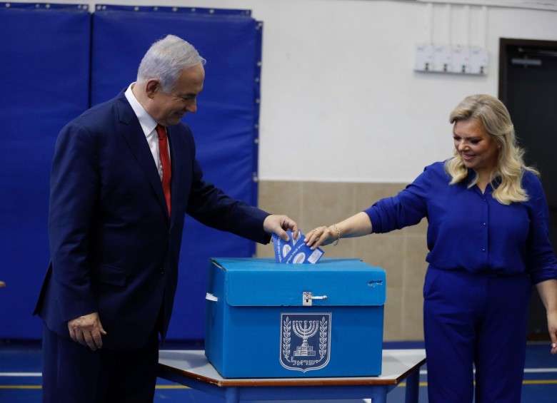 El primer ministro de Israel, Benjamin Netanyahu, votó en compañía de su tercera esposa Sara Netanyahu, quien lo ha acompañado durante sus trece años en el poder. Al acudir a las urnas se mostró convencido de su triunfo. FOTO EFE