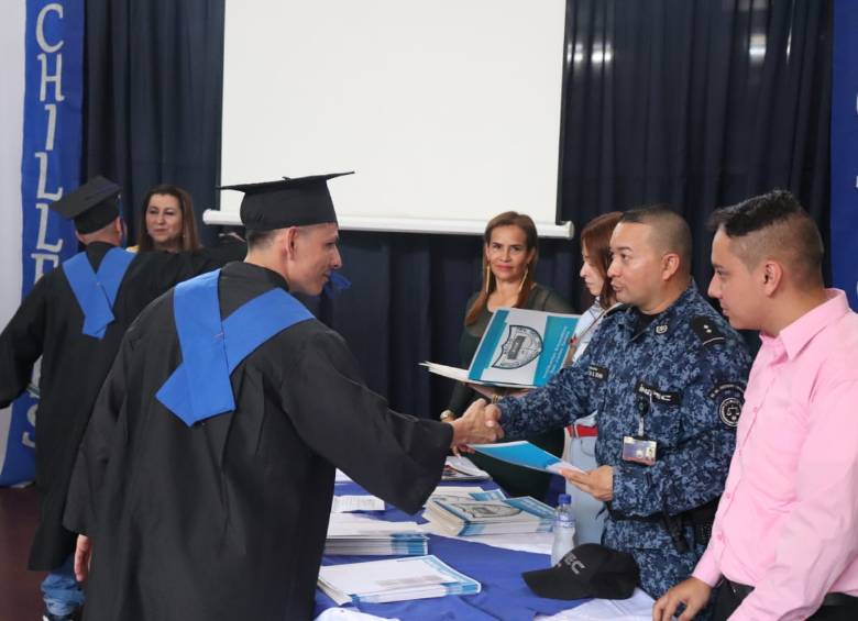 Los internos asistieron a la ceremonia en compañía de sus familiares, lo que representa otro aliciente para seguir el proceso formativo. FOTOS CORTESÍA