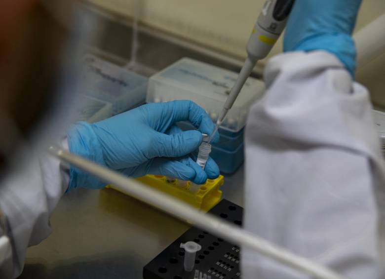 El Laboratorio Médico Echavarría tiene capacidad para procesar hasta 450 pruebas al día del virus causante de la covid-19. FOTO: ESTEBAN VANEGAS