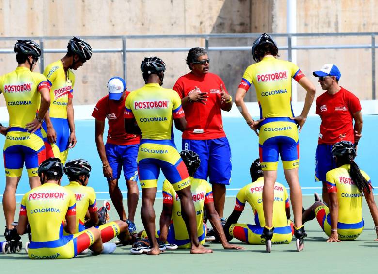 En Nanjing ya ajustaron varios días de adaptación al horario y pista. Elías del Valle en la charla previa al entrenamiento. FOTO Fedepatín