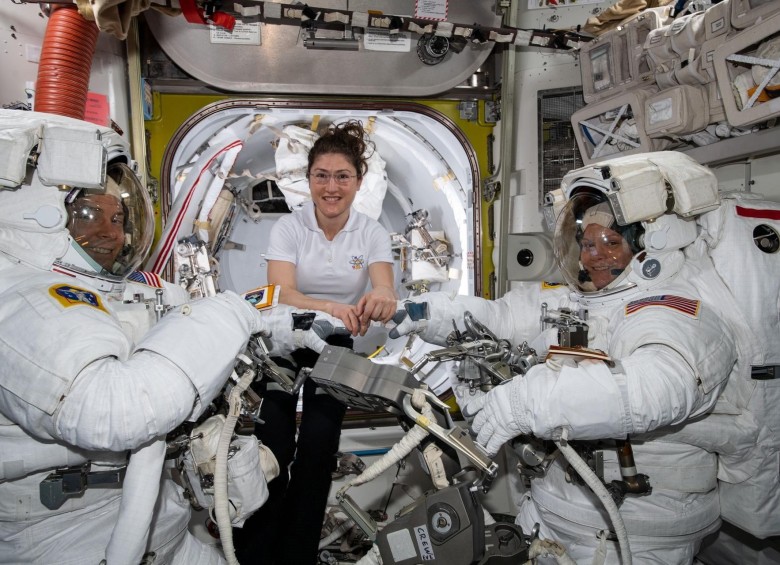 La astronauta de la Nasa, Christina Koch (c), ayuda a sus compañeras, con sus respectivos trajes antes de iniciar la primera incursión espacial de sus carreras, el pasado 22 de marzo a bordo de la Estación Internacional Espacial. Foto: Efe