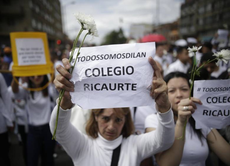Desde la 10 de la mañana se convocó un plantón en el Hospital San Ignacio, donde compañeros, amigos y manifestantes han expresado muestras de solidaridad con el joven y su familia. Foto: Colprensa. 