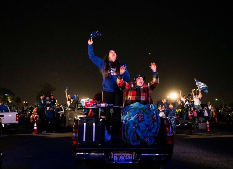 En el Elysian Park de Los Ángeles, muchos fans de los Dodgers se reunieron, incluso rompiendo las medidas de bioseguridad, para celebrar el título de Dodgers. Foto AFP