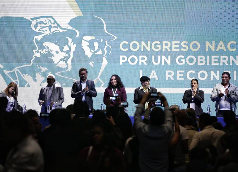 De izquierda a derecha: Joaquín Gómez, Iván Márquez, Sandra Ramírez, Rodrigo Londoño y Liliana Suárez de las Farc. FOTO Colprensa