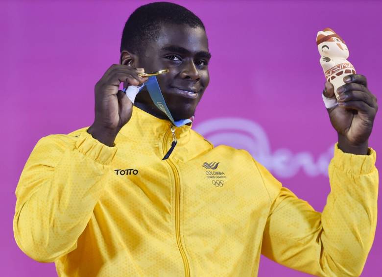 Jhonatan Rivas festejando su oro en el podio. FOTO AFP