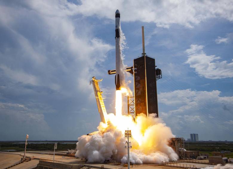 Alianzas público-privadas permitieron en lanzamiento de la misión entre SpaceX y la Nasa. FOTO efe