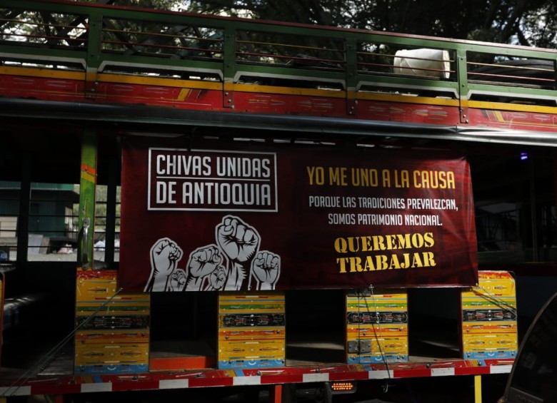 Conductores de chivas protestan por prohibición de circulación en Medellín