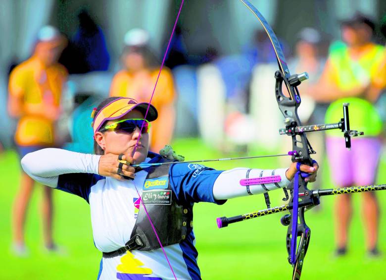 La arquera paisa, Ana María Rendón, sumó dos medallas en Toronto, oro por equipos y plata en individual. FOTO AP