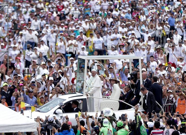 El vicepresidente Naranjo informó que participaron 19.600 voluntarios en la logística de los eventos en las ciudades que visitó Francisco. FOTO COLPRENSA