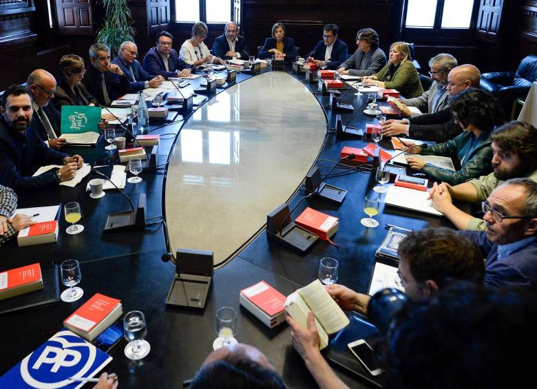 Reunión de las principales cabezas de las coaliciones en el Parlamento catalán para definir medidas frente a la polémica. FOTO afp