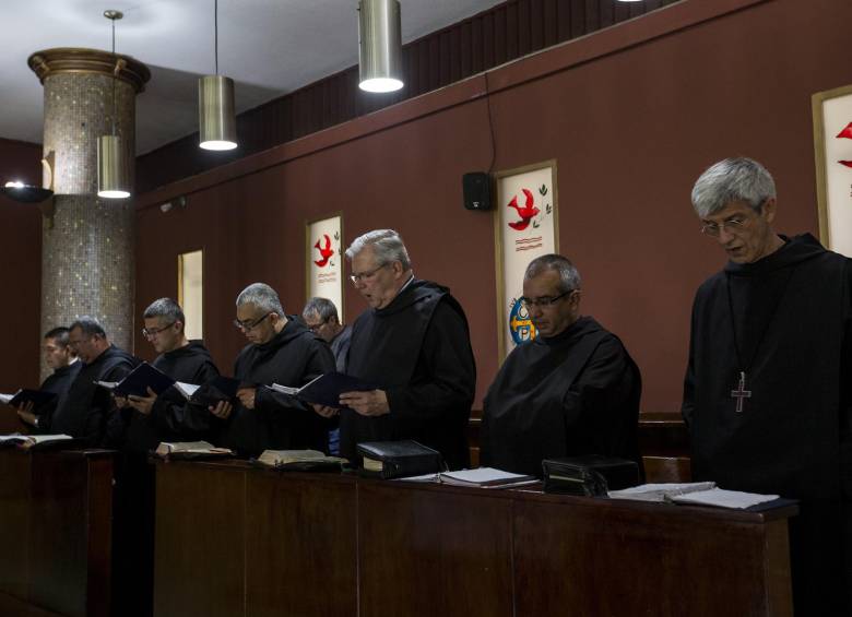 Los monjes cantan los Salmos en la capilla del monasterio antes de pasar al comedor, a la hora del almuerzo.