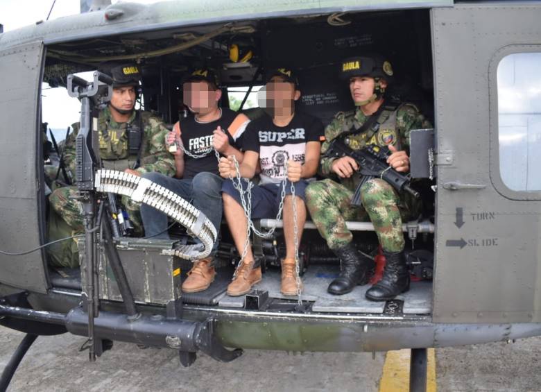 Momento en el que los liberados son trasladados por el Ejército. FOTO: COLPRENSA 