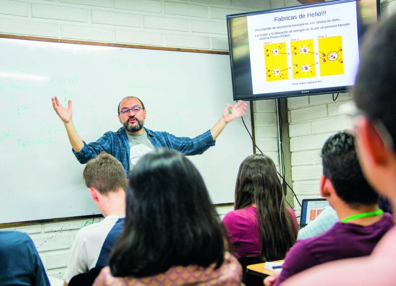 Pablo Cuartas explica, en su clase de Ciencias Planetarias, el origen de algunos de los planetas. FOTO CARLOS VELÁSQUEZ