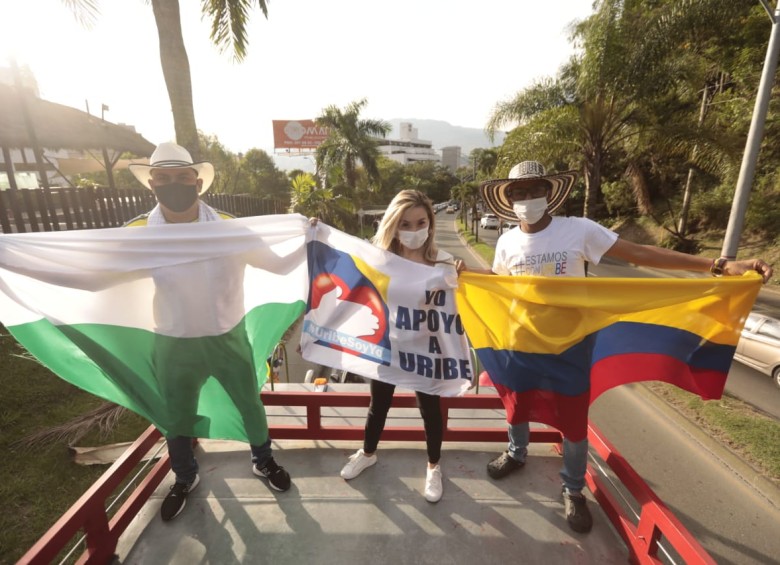 $!Caravana a favor de Álvaro Uribe salió de Medellín a Rionegro