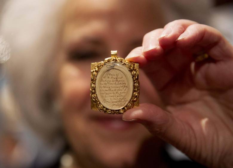 El mechón de pelo de la cabeza de Mozart está conservado en un relicario dorado. FOTO AP