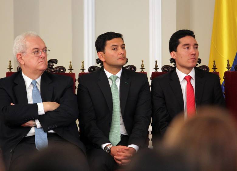 El presidente Juan Manuel Santos posesionó ayer a José Antonio Ocampo (codirector Emisor) –izq.–, Jorge Castaño (superfinanciero) y Luis Fernando Mejía (director del DNP). FOTO COlprensa