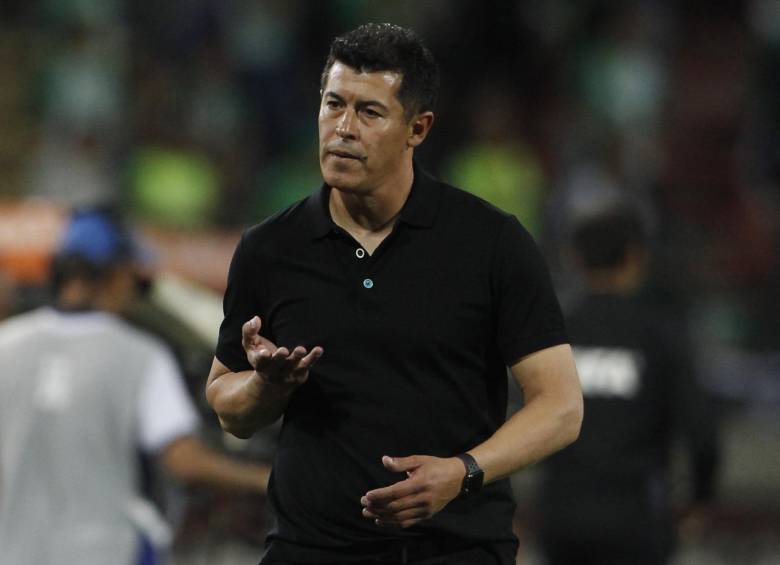 Tras 43 partidos; 23 victorias, 11 empates y 9 derrotas Almirón se marcha de Nacional. El “Arriero” Herrera, que dirige la sub-17 del club, asumirá el equipo ante Jaguares. FOTO efe