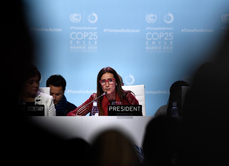 La ministra de Medio Ambiente de Chile y presidenta de la COP25, Carolina Schmidt, asiste a la sesión plenaria de clausura de la Conferencia de la ONU sobre Cambio Climático COP25, en Madrid. FOTO AFP