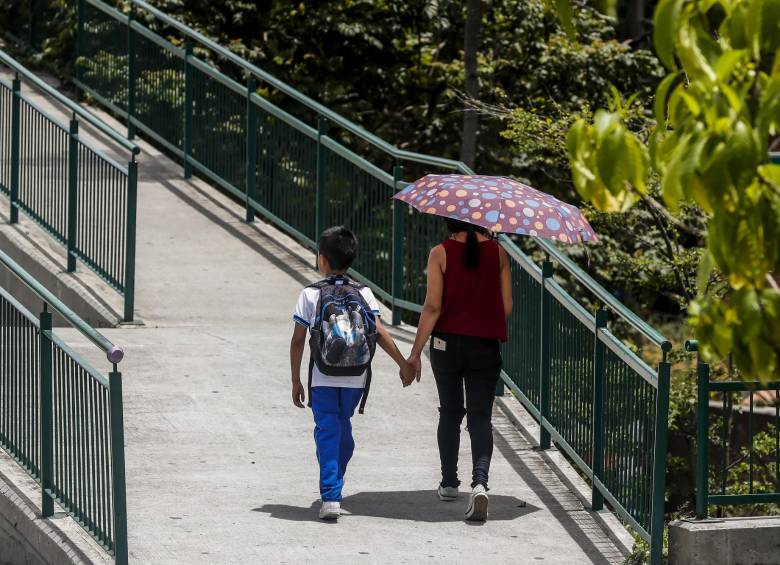 Hasta con sombrillas algunas personas se protegen del sol. Foto: Jaime Pérez Munévar