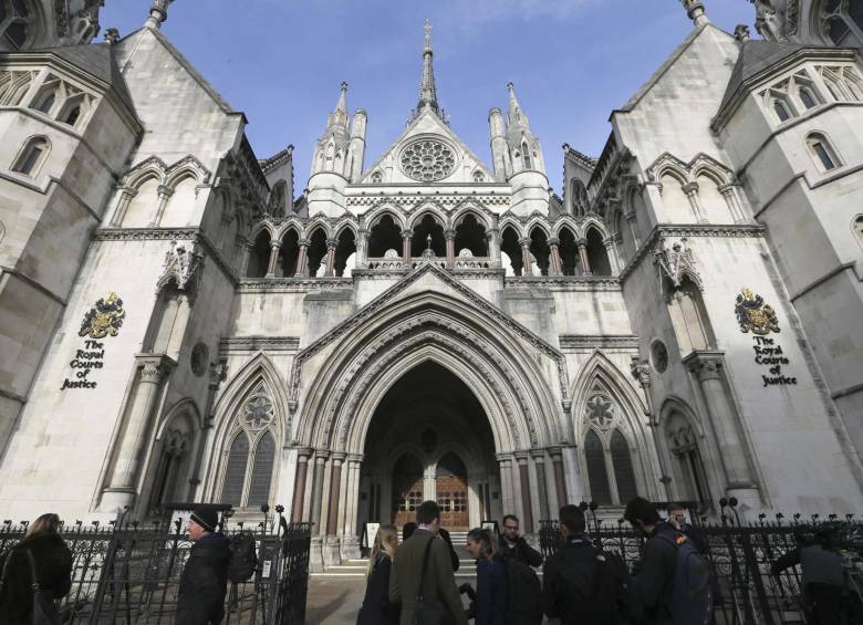 Los periodistas estaban esperando la noticia en las afueras de la alta corte británica. Crédito: AP