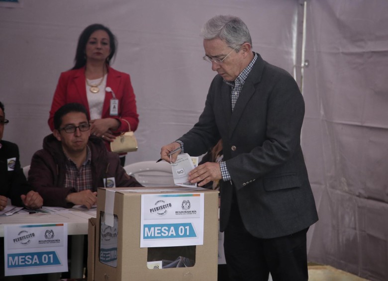 El expresidente y senador del Centro Democrático, Álvaro Uribe Vélez, votando el día del plebiscito. FOTO COLPRENSA. 