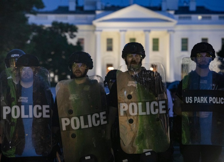 Una de las más virulentas de la noche han sido las que han tenido lugar en Washington, que comenzaron frente a la Casa Blanca, donde los manifestantes prendieron hogueras, que derivaron luego en incendios y enfrentamientos con la policía en zonas aledañas. Foto: AFP. 