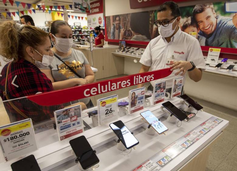 Ante las aglomeraciones, el gobernador Luis Fernando Suárez lanzó un llamado urgente a protegerse del virus. FOTO EDWIN BUSTAMANTE