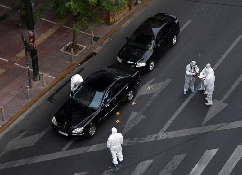 Exprimer ministro de Grecia herido tras explosión dentro de su carro