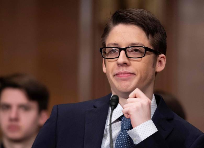 El norteamericano Ethan Lindenberger preguntó cómo vacunarse -sus padres no lo hicieron por él- y esto lo llevó al congreso de su país. FOTO AFP