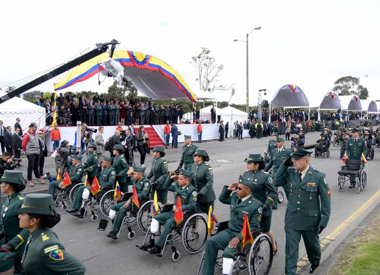 La 70 vibró con desfile militar por el Día de la Independencia 