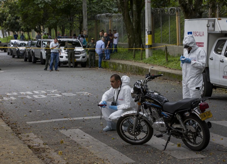 La imagen corresponde a la escena del levantamiento del cadáver de Carlos Balaguera Ayala, asesinado en las afueras de un colegio de Belén. FOTO SANTIAGO MESA